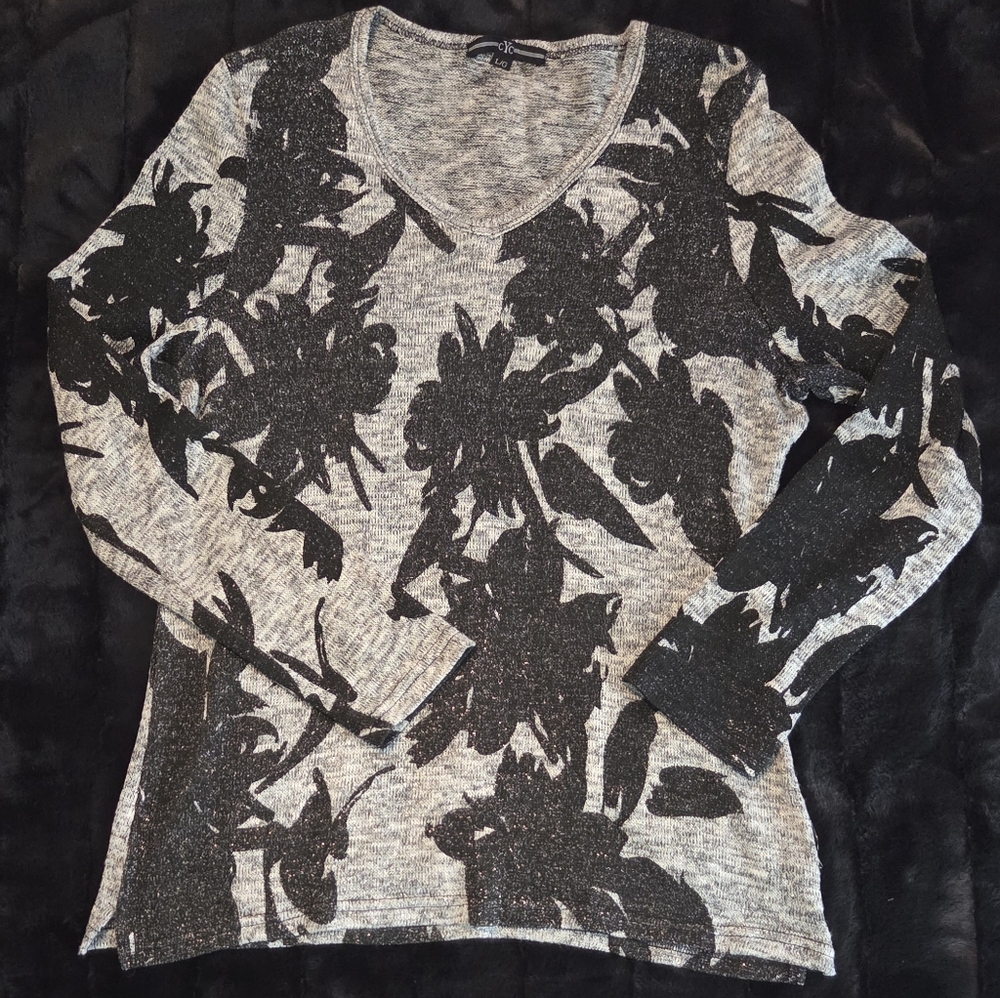 ♐️Chic V-Neck Sweater with Black Floral Design